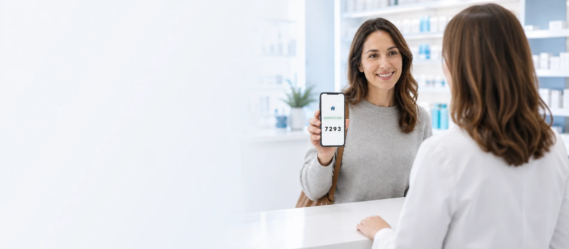 Cliente che mostra alla farmacista il codice di ritiro nell’app SubitoDoc.